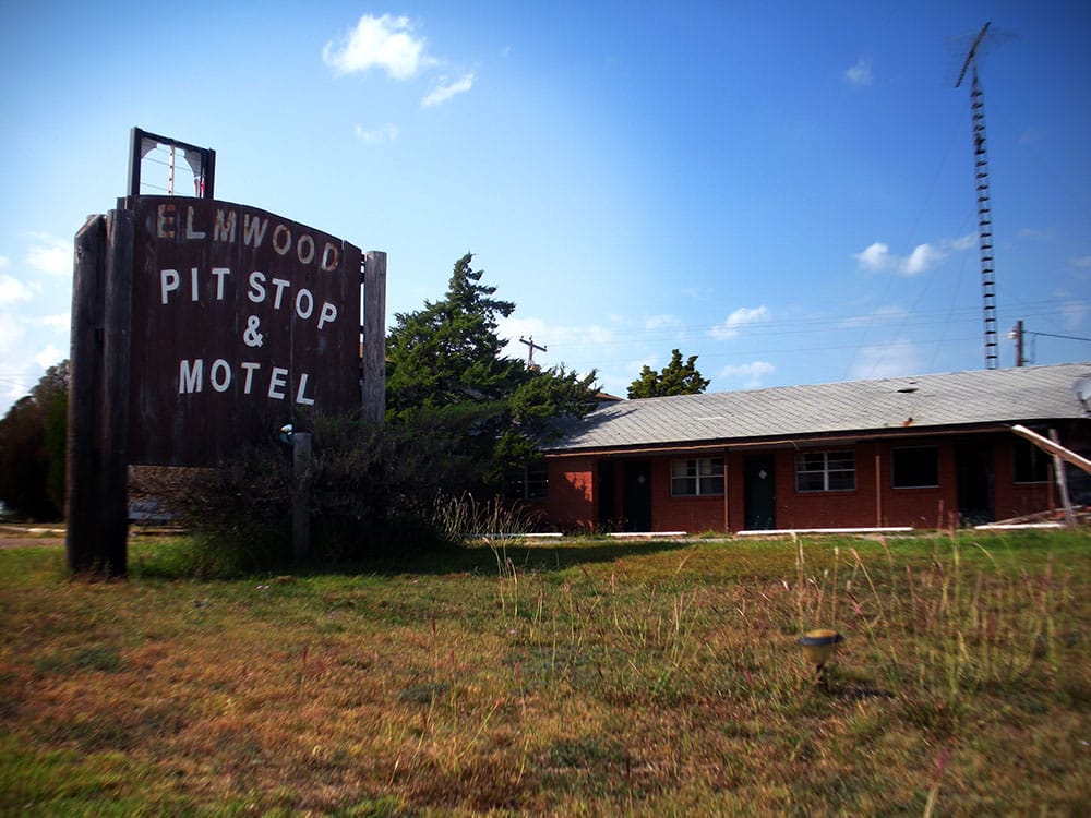 Elmwood Pit Stop & Motel